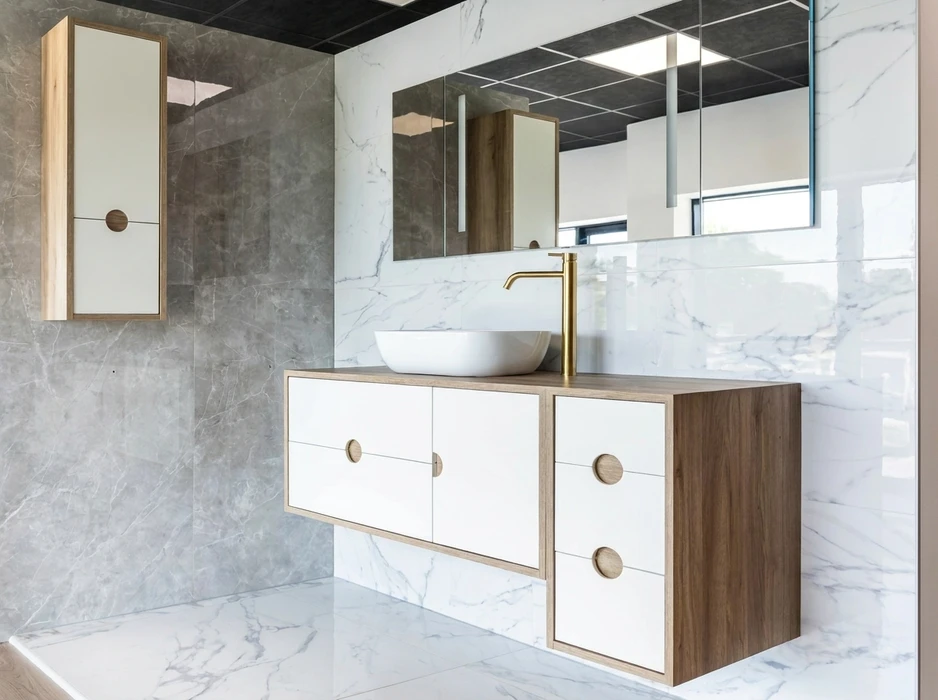Salle de bain moderne avec meuble vasque suspendu en bois noyer et façades blanches, poignées rondes en bois