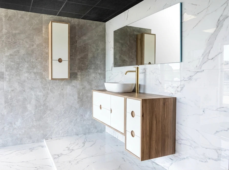 Salle de bain moderne avec meuble vasque flottant en noyer et façades blanches, vasque à poser ronde blanche, robinet colonne laiton brossé doré