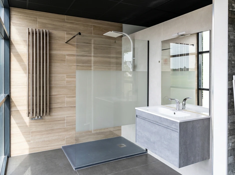 Salle de bain moderne avec douche à l'italienne, paroi en verre dépoli, receveur de douche extra-plat gris anthracite