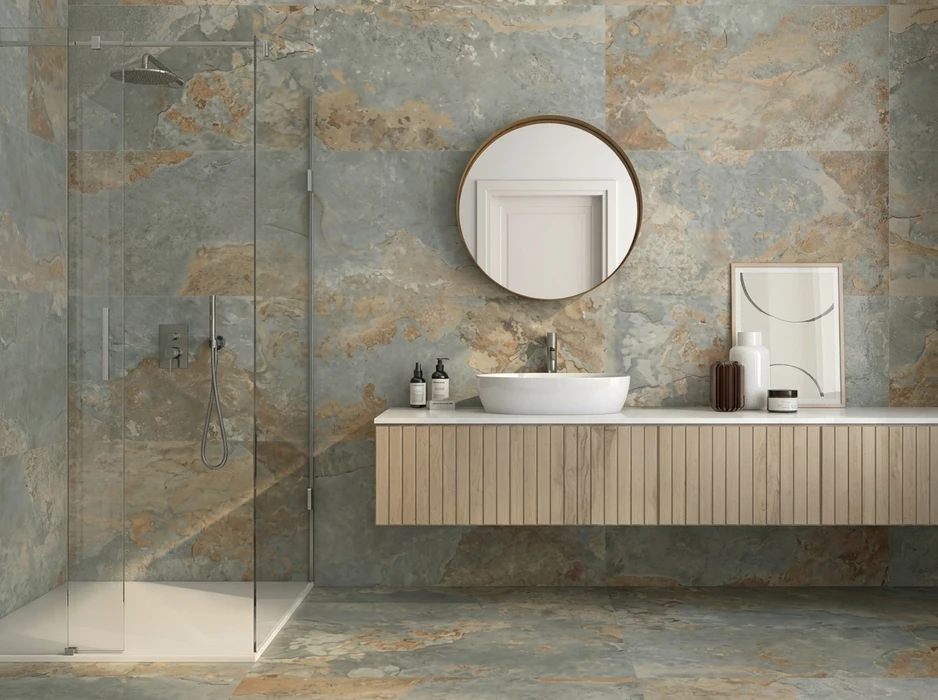 Salle de bains moderne avec douche à l'italienne en verre trempé, vasque à poser blanche sur meuble suspendu en bois strié naturel