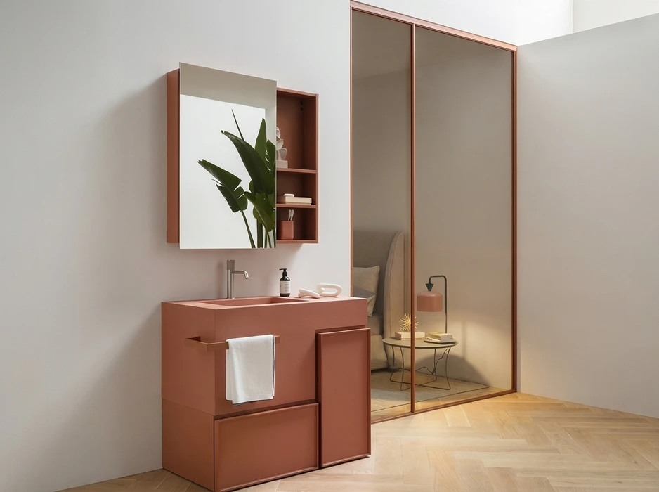 Salle de bain moderne avec meuble vasque terracotta intégré, miroir-armoire mural assorti et grand miroir pleine hauteur à cadre cuivré