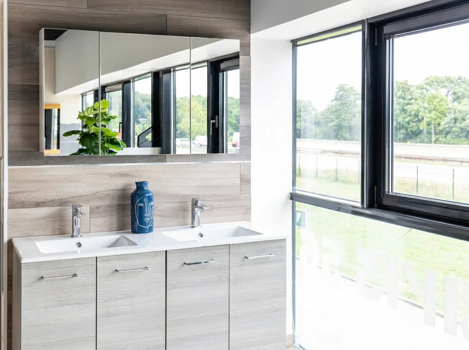 Salle de bains moderne avec double vasque encastrée sur meuble suspendu en bois clair