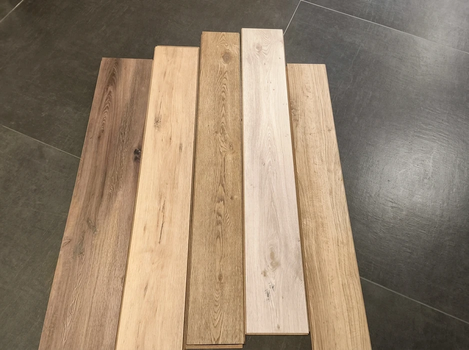 Boutique de luxe moderne avec façade vitrée, présentoirs illuminés disposés symétriquement, comptoir central sombre, plafond suspendu avec éclairage LED intégré