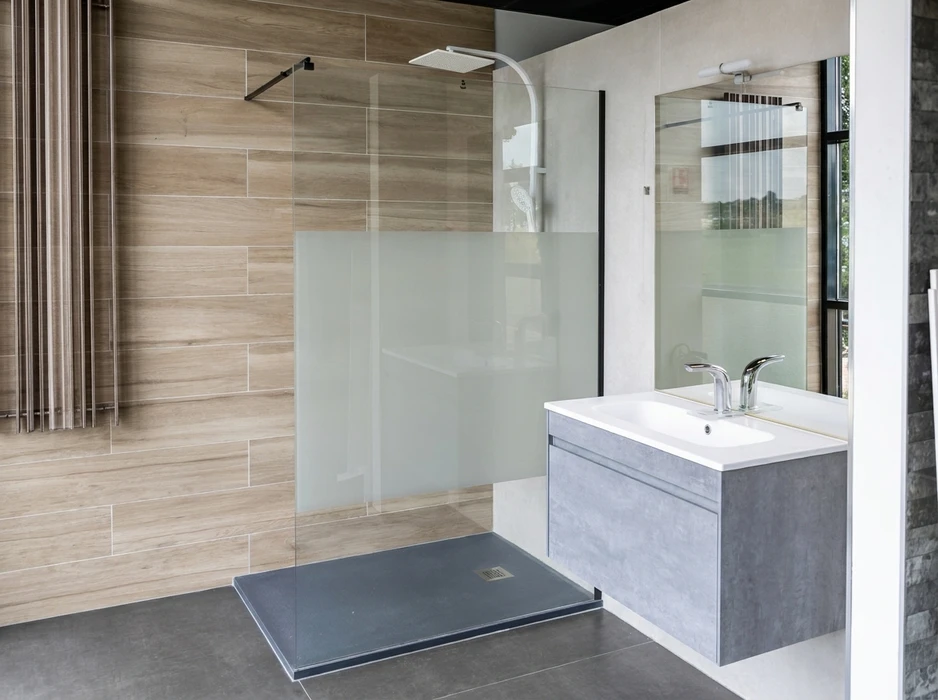 Salle de bains moderne avec douche à l'italienne, paroi en verre dépoli, receveur de douche extra-plat gris anthracite avec bonde linéaire