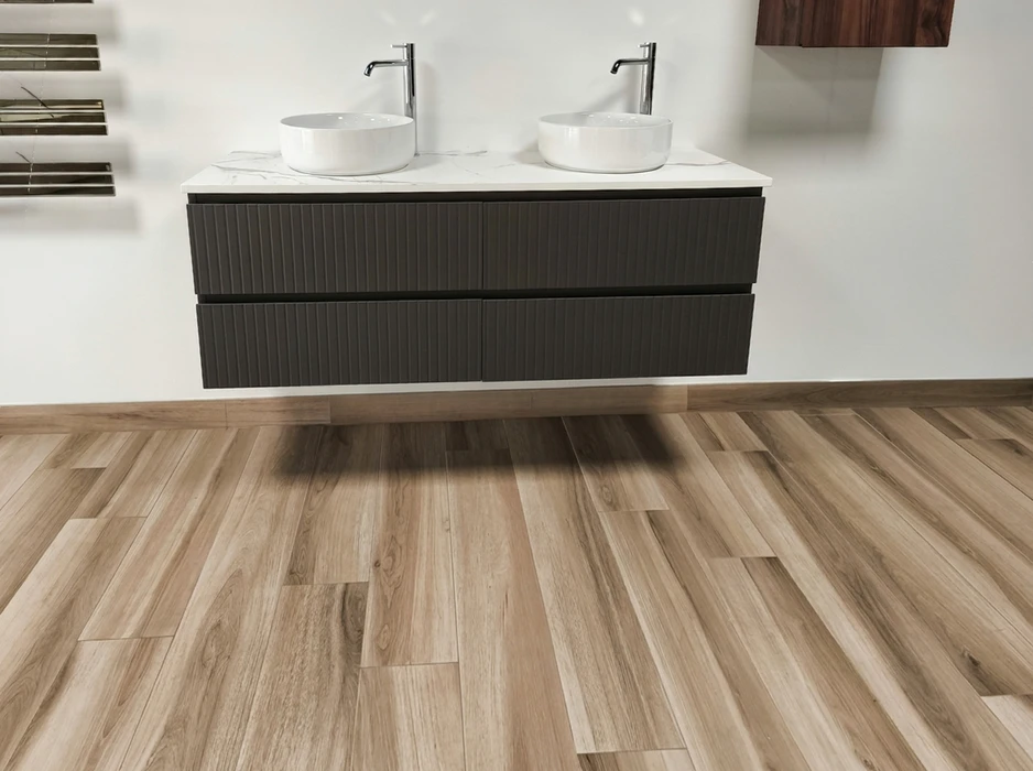 Salon contemporain luxueux avec sol en marbre vert poli, fauteuil lounge en cuir cognac, canapé bouclé crème, table basse sculptée organique en stuc