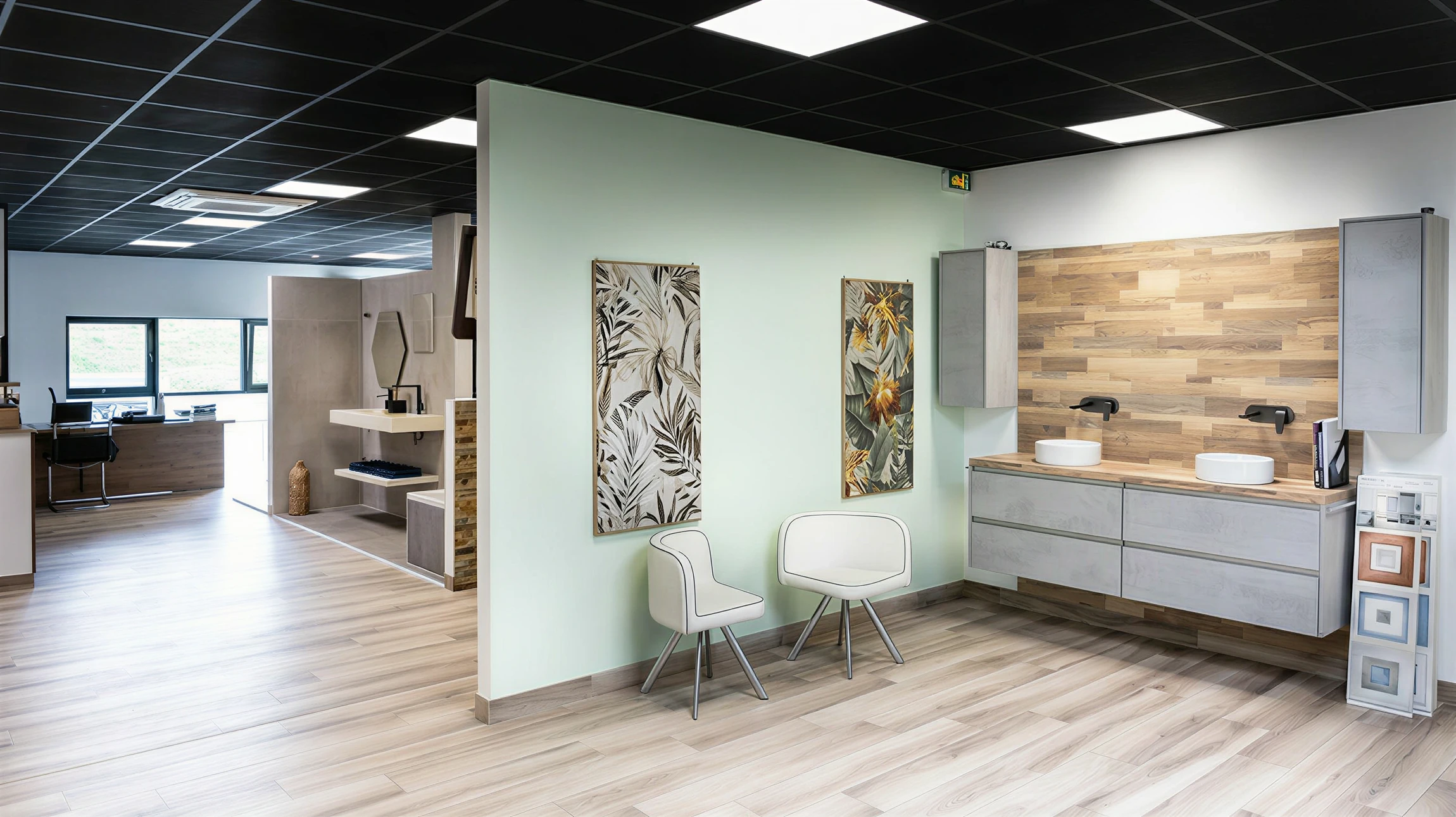 Professionnel en salopette bleue installant un parquet stratifié dans une pièce moderne aux murs blancs et gris