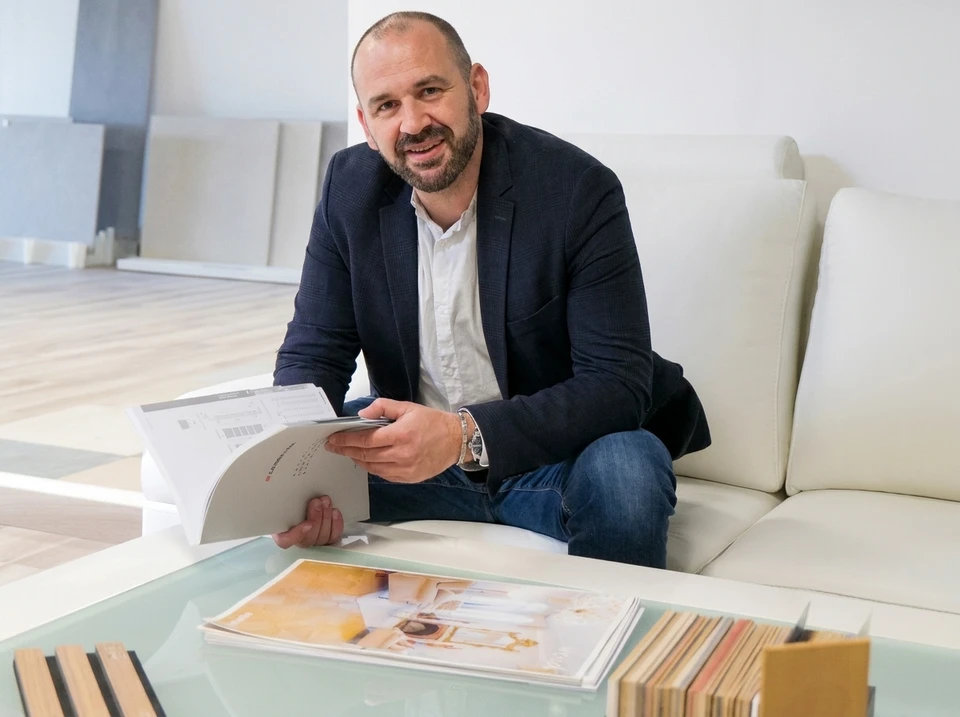 Scène de consultation professionnelle en intérieur moderne