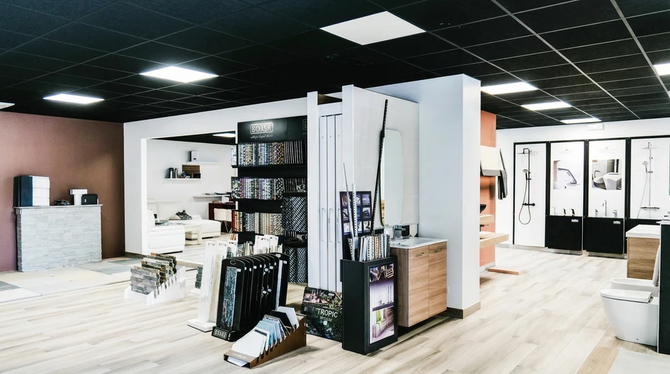 Intérieur résidentiel moderne avec trois personnes assises sur canapé beige