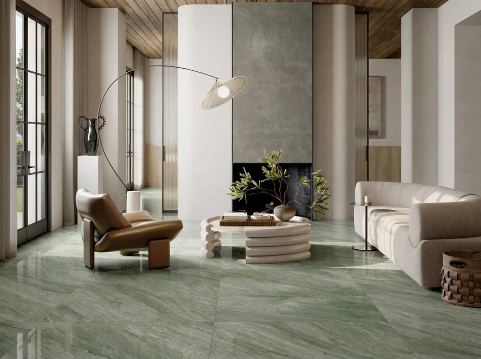 Salle de bains moderne avec douche à l'italienne, paroi en verre sérigraphié, carrelage mural imitation bois clair grand format