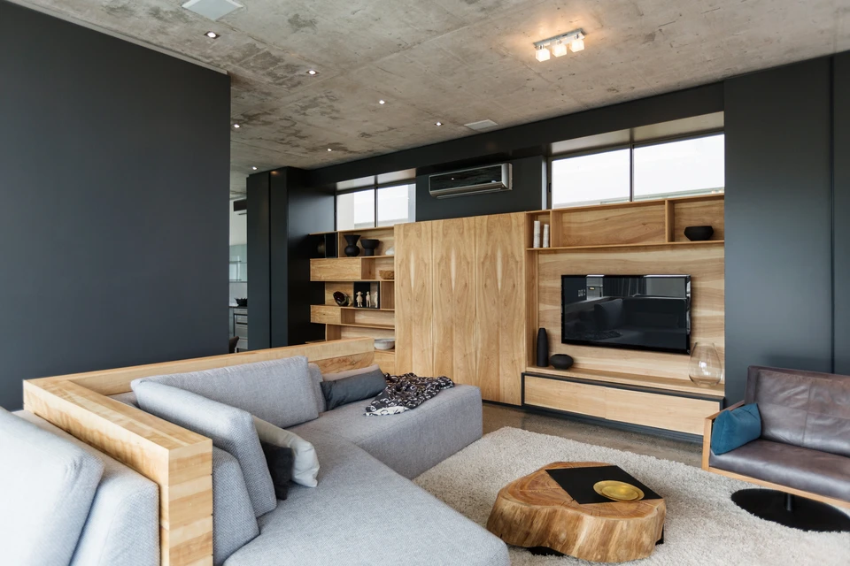 Dressing spacieux avec système de rangement modulaire en bois clair