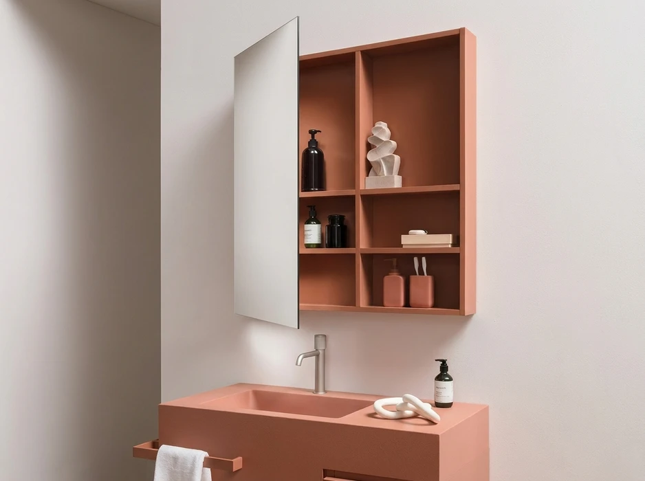 Photographie professionnelle d'un projet d'agencement intérieur premium montrant une cuisine fermée ou semi-ouverte avec îlot central : îlot de cuisine en finitions haut de gamme (bois noble ou composite exclusif) avec plan de travail en matériau premium et tabourets design intégrés, placards suspendus laqués épurés en couleurs discrètes, carrelage ou revêtement mural exclusif avec motifs sophistiqués, revêtement de sol premium harmonieux, électroménager intégré haut de gamme, éclairage professionnel ambient et tâches valorisant les matériaux et la profondeur de l'espace, ambiance contemporaine chaleureuse et fonctionnelle. L'image doit montrer l'expertise de l'entreprise en conception globale d'espaces culinaires sur mesure, distincte des cuisines ouvertes déjà représentées dans la sélection existante.